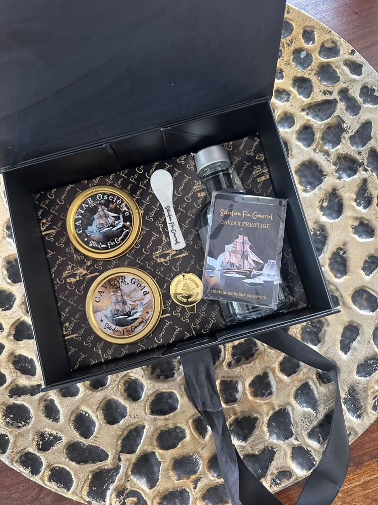 Coffret Sélection Fin Gourmet ouvert : deux boîtes de caviar, cuillère en nacre et clé à caviar