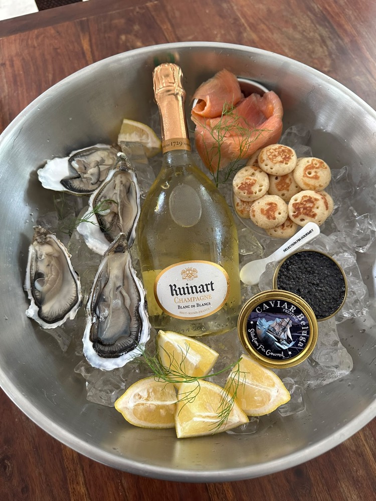 Plateau d'huîtres, saumon, champagne et Caviar Beluga