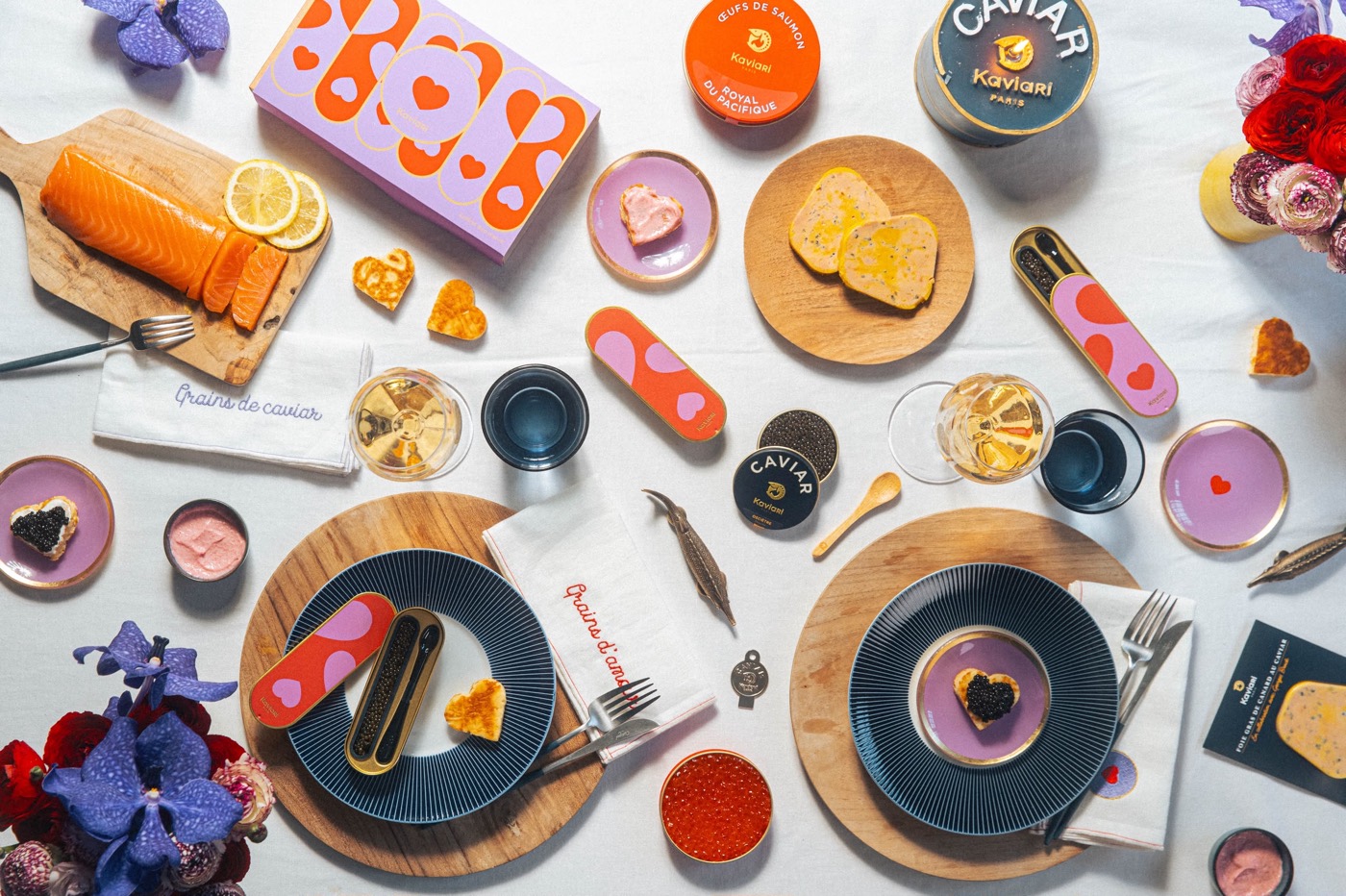 Table dressée aux couleurs d'un événement, avec boîtes de caviar en-K